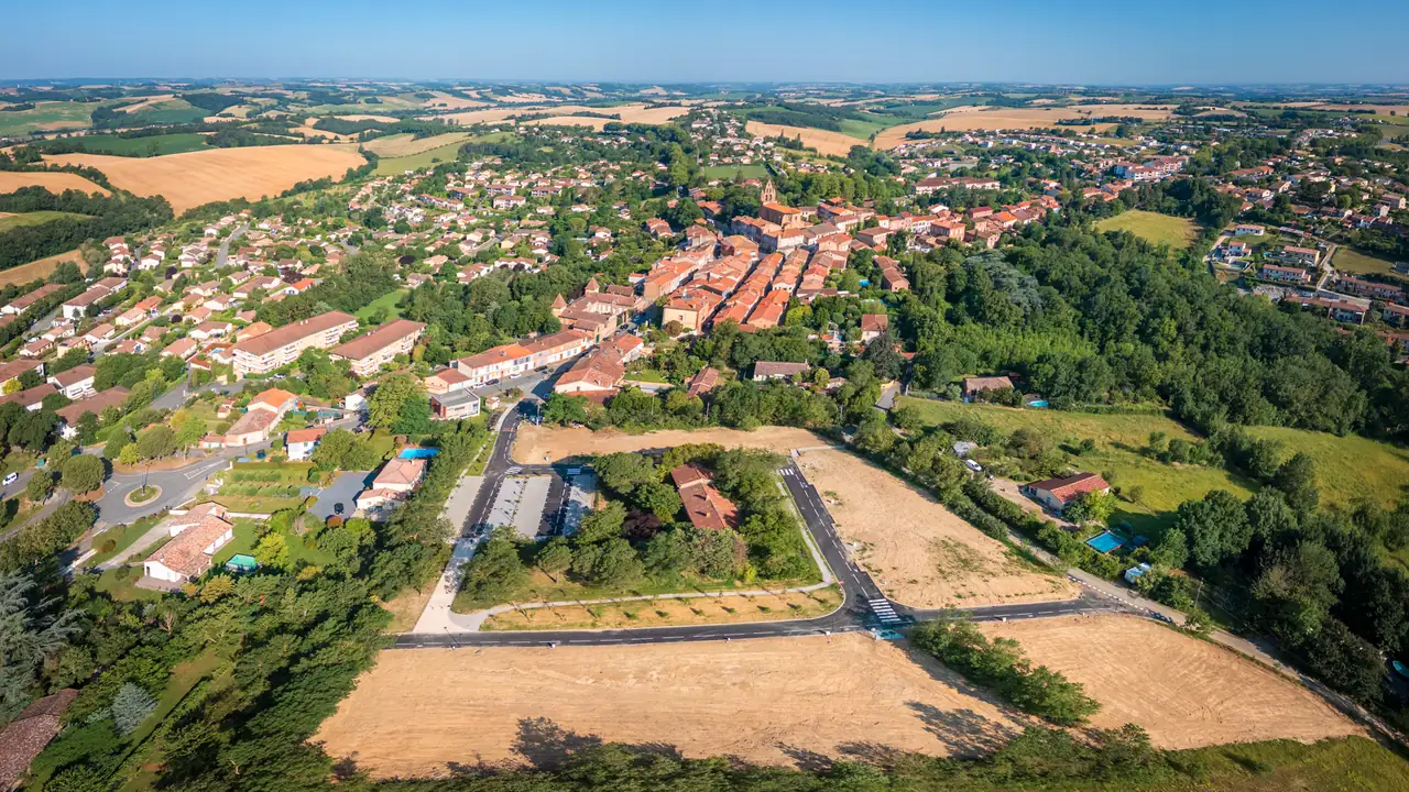 Vue aérienne du Verger de Couloumé viabilisé et du bourg de Nailloux